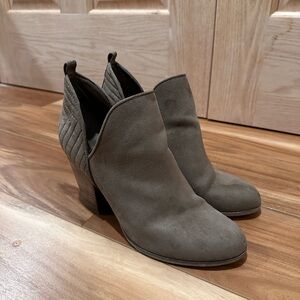 Carlos by Carlos Santana Tan Ankle Boots with Chunky Heel and V-Shaped Opening